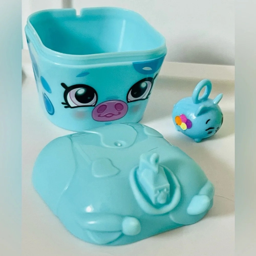 Shopkins Collectibles - Shopkins Lot of 5 including storage box